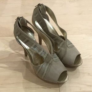 Nine West tan peep toe platforms with snake skin and gold details (00010)